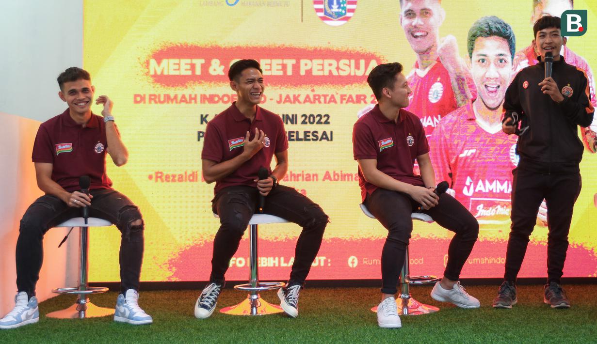 <p>Pemain Persija Jakarta, Rezaldi Hehanusa (kiri), Firza Andika, dan Syahrian Abimanyu melakukan tanya jawab dengan fans Persija, The Jakmania saat Meet and Greet bersama tim Persija Jakarta di Jakarta Fair Kemayoran (JFK), Jakarta, Kamis (30/06/2022). (Bola.com/Bagaskara Lazuardi)</p>