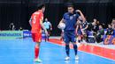 Pemain Timnas Futsal Thailand, Muhammad Osmanmusa merapihkan jerseynya setelah dilanggar pemain Vietnam, Nguyễn Mạnh Dũng dalam laga Grup B Piala Asia Futsal 2026 di Indonesia Arena, Senayan, Jakarta, Sabtu (31/01/2026). (Bola.com/Bagaskara Lazuardi)
