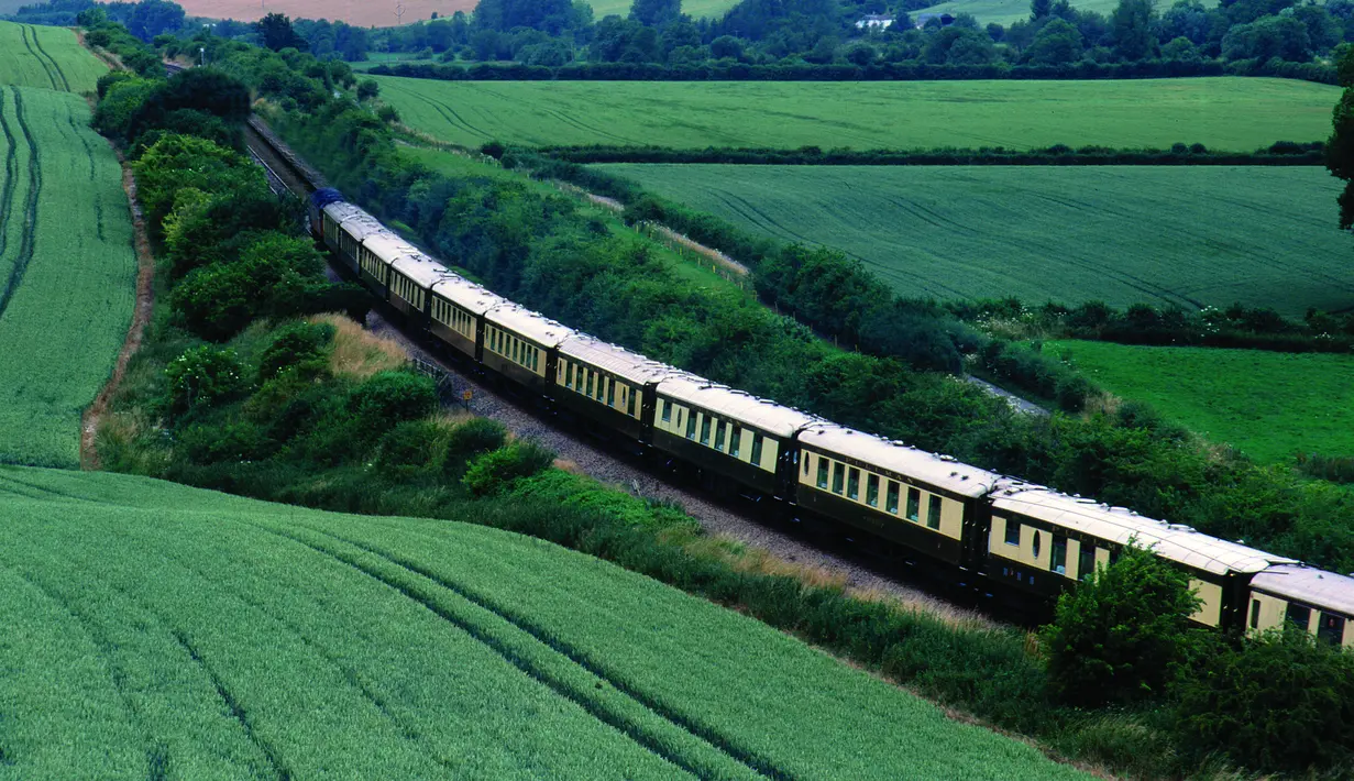 Para tamu juga dapat bepergian di dalam gerbong terbuka sebagai bagian dari pengalaman reguler British Pullman atau memilih untuk memesan seluruh gerbong untuk rombongan hingga 26 orang.
