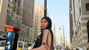 Tampil dengan busana serba hitam, Evi Masamba terlihat memadukannya dengan cardigan berwarna cokelat. Penampilan Evi ini juga banjir pujian dari banyak netizen. (Liputan6.com/IG/@evi_masamba_real)