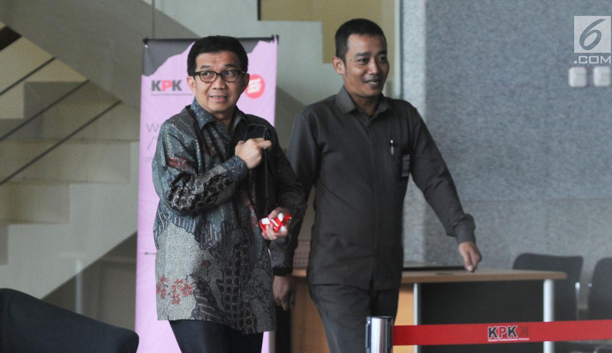 Mantan Deputi Gubernur Bank Indonesia Muliaman D Hadad (kiri) usai menjalani pemeriksaan oleh penyidik di Gedung KPK, Jakarta, Senin (27/5/2019). Muliaman diperiksa untuk dimintai keterangan terkait pengembangan kasus Bank Century. (merdeka.com/Dwi Narwoko)