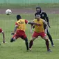 Pemain Arema FC, Riky Kayame, menyundul bola saat latihan di Stadion Gajayana, Malang, Kamis (11/4). Latihan ini merupakan persiapan jelang laga final Piala Presiden 2019 melawan Persebaya Surabaya. (Bola.com/Yoppy Renato)