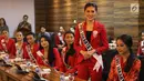 Seorang finalis Putri Indonesia 2018 berbicara dalam pembekalan yang diberikan oleh Komite Ekonomi dan Industri Nasional (KEIN) di Jakarta, Jumat (2/3). Sebanyak 39 finalis mendapat pembekalan ekonomi dan industri nasional. (Liputan6.com/Angga Yuniar)