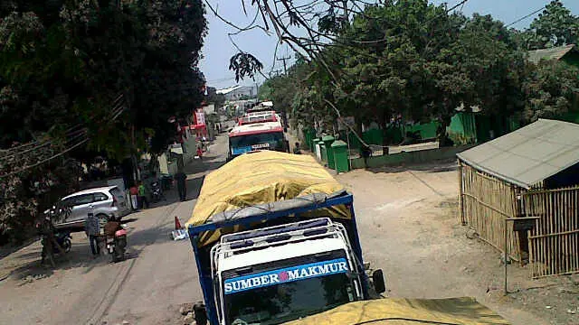Kesal Dihujani Debu Mobil Proyek, Warga di Cilegon Blokir Jalan