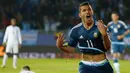 Penyerang Argentina, Sergio Aguero melakukan selebrasi usai mencetak gol ke gawang Uruguay saat pertandingan Copa America 2015 di Stadion La Portada, Chile, (17/6/2015). Argentina meraih kemenangan tipis 1-0 atas Uruguay. (Reuters/Marcos Brindicci)