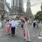 Pelancong berfoto mengenakan kostum tradisional Thailand di Wat Arun. (Liputan6.com/Melinda Indrasari)