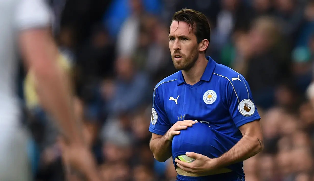 4. Christian Fuchs. Pemain asal Austria ini sempat bermain di Schalke pada 2011 dan hijrah ke Leicester City pada 2015 dan membawa Leicester City merebut trofi Premier League musim 2015/16. Kelihaiannya melakukan lemparan ke dalam dimulai saat masih berseragam Schalke. (AFP/Oli Scarff)