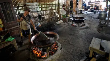 Pekerja menyelesaikan pembuatan dodol betawi di kawasan Cilenggang, Serpong, Kota Tangerang Selatan, Senin (27/5/2019). Hampir sepekan menjelang Lebaran, permintaan dodol Betawi yang dijual Rp48 ribu per kilogram itu mengalami peningkatan hingga 300 persen dari hari biasa. (merdeka.com/Arie Basuki)