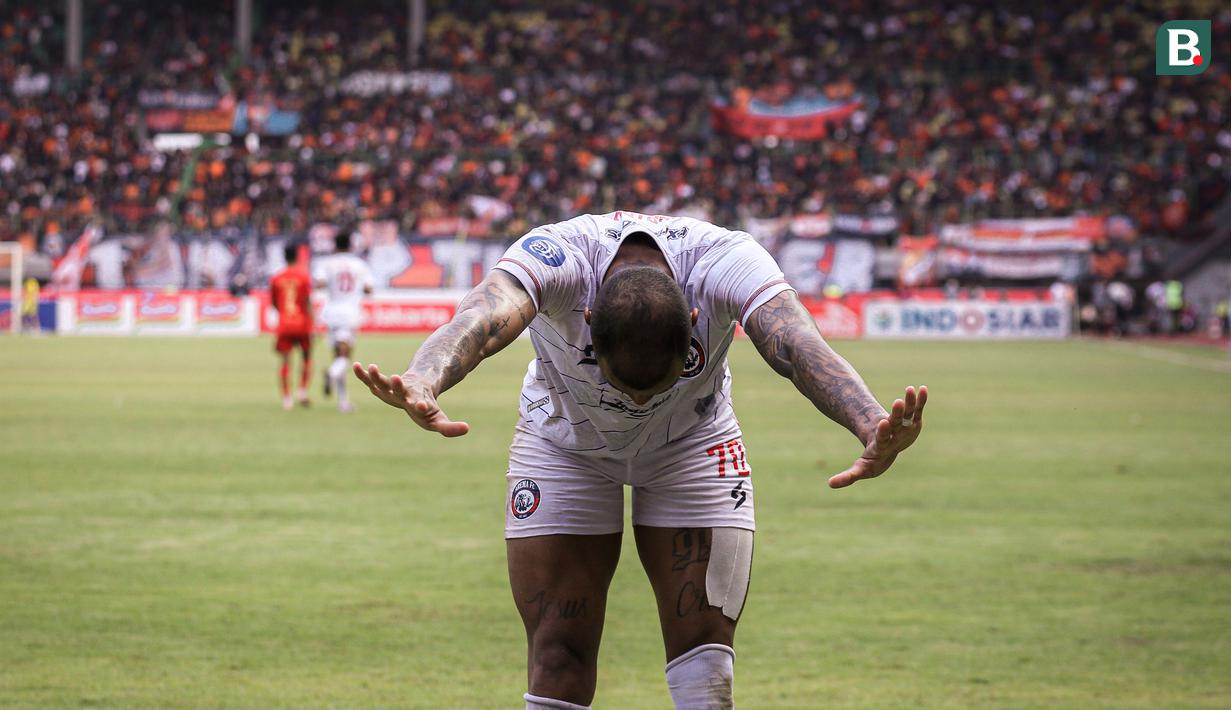 <p>Selebrasi pemain Arema FC, Gustavo Almeida Dos Santos, setelah mencetak gol ke gawang Persija Jakarta dalam pertandingan pekan kesembilan BRI Liga 1 2023/2024 yang berlangsung di Stadion Patriot Candra Bhaga, Bekasi, Minggu (20/9/2023). (Bola.com/Bagaskara Lazuardi)</p>