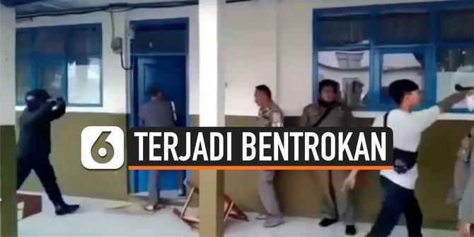 VIDEO: Ricuh, Pedagang Kaki Limat Bentrok di Kantor Satpol PP Cianjur