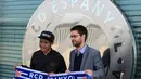 Evan Dimas Darmono berpose dengan syal Espanyol saat tiba di Estadio Cornella-El Prat (markas RCD Espanyol). (Bola.com/La Liga)