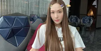 Jessica Jung dikenal dengan rambut panjangnya yang sering dibiarkan tergerai begitu saja. Seperti dalam foto ini, rambutnya ditata lurus, dibelah tengah, diberi jepit-jepit untuk gaya pop yang terlihat manis untuknya. Foto: Instagram.