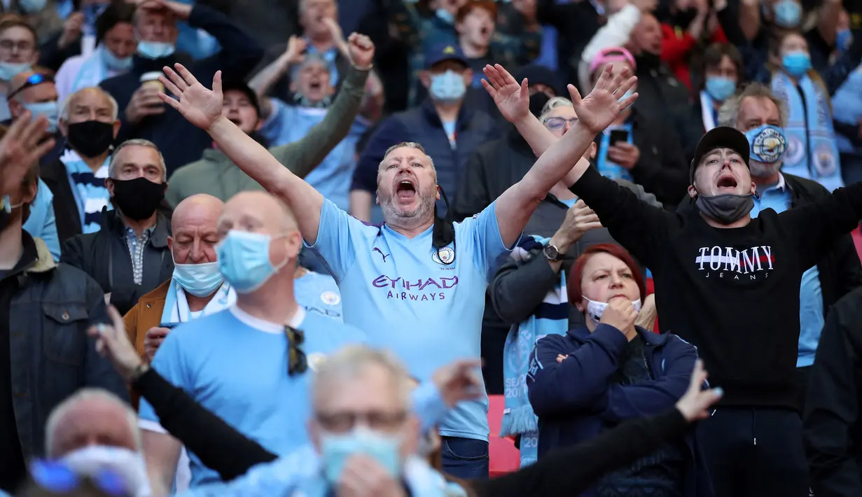 Penonton pun wajib mengikuti protokol kesehatan saat berada di dalam stadion dan tidak melakukan selebrasi antar penonton yang berlebihan. (Foto: AFP/Pool/Carl Recine)