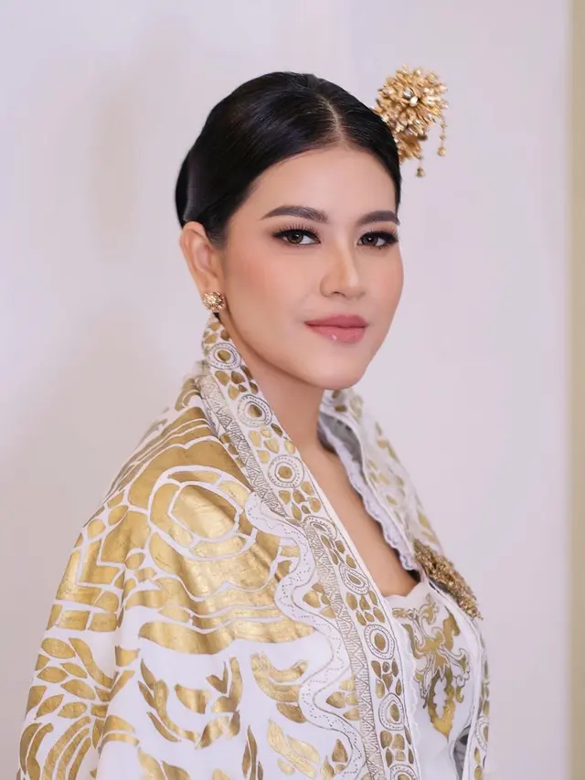 Kahiyang Ayu dengan makeup flawless (Instagram/malvava)