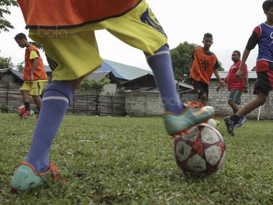 Sebanyak 12 anak yang terpilih seleksi Liga Remaja UC News berlatih di Ambon, Lapangan Masariku Yonif 733, Maluku, Kamis (30/11/2017). Para pesepak bola muda ini akan mengikuti pelatihan ke Jakarta. (Bola.com/Vitalis Yogi Trisna)