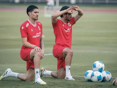 Pemain Timnas Indonesia, Kevin Diks (kiri) dan Nathan Tjoe-A-On (kanan) mengikuti sesi latihan terakhir jelang lawan Mozambik di Lapangan Madya, Senayan, Jakarta, pada Senin (8/6/2026). (Bola.com/Abdul Aziz)