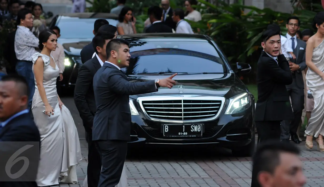Mobil pengiring pengantin anak kedua dari Ketua DPR Setya Novanto yang melangsungkan pernikahan di Gereja Katedral, Jakarta Pusat, Jumat (27/11).  Acara ini kabarnya tertutup untuk media. (Liputan6.com/Helmi Afandi)