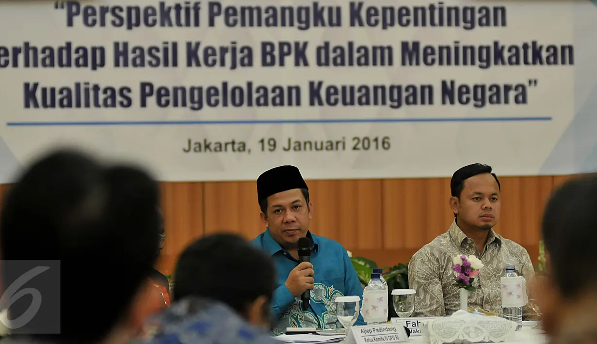 Wakil Ketua DPR Fahri Hamzah (kiri) dan Walikota Bogor Bima Arya saat acara sarasehan Refleksi 69 Tahun BPK  di Gedung BPK RI, Jakarta, Selasa (19/1). Acara itu juga dihadiri sejumlah pimpinan DPR dan instansi negara lainnya. (Liputan6.com/Johan Tallo)