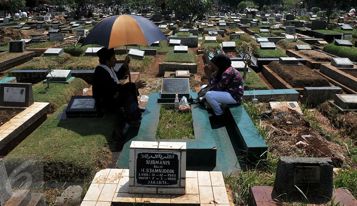 Masyarakat Indonesia banyak yang melakukan Ziarah Makam pada hari kedua Lebaran. Ziarah dilakukan untuk mendoakan keluarga yang telah meninggal dunia. (Liputan6.com/Johan Tallo)