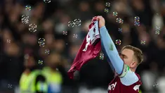 Pemain West Ham United, Jarrod Bowen melakukan selebrasi dengan menunjukkan jersey milik Michail Antonio pada laga lanjutan Liga Inggris 2024/2025 melawan Wolves di London Stadium, London, Inggris, Selasa (10/12/2024) WIB. (AFP/Adrian Dennis)