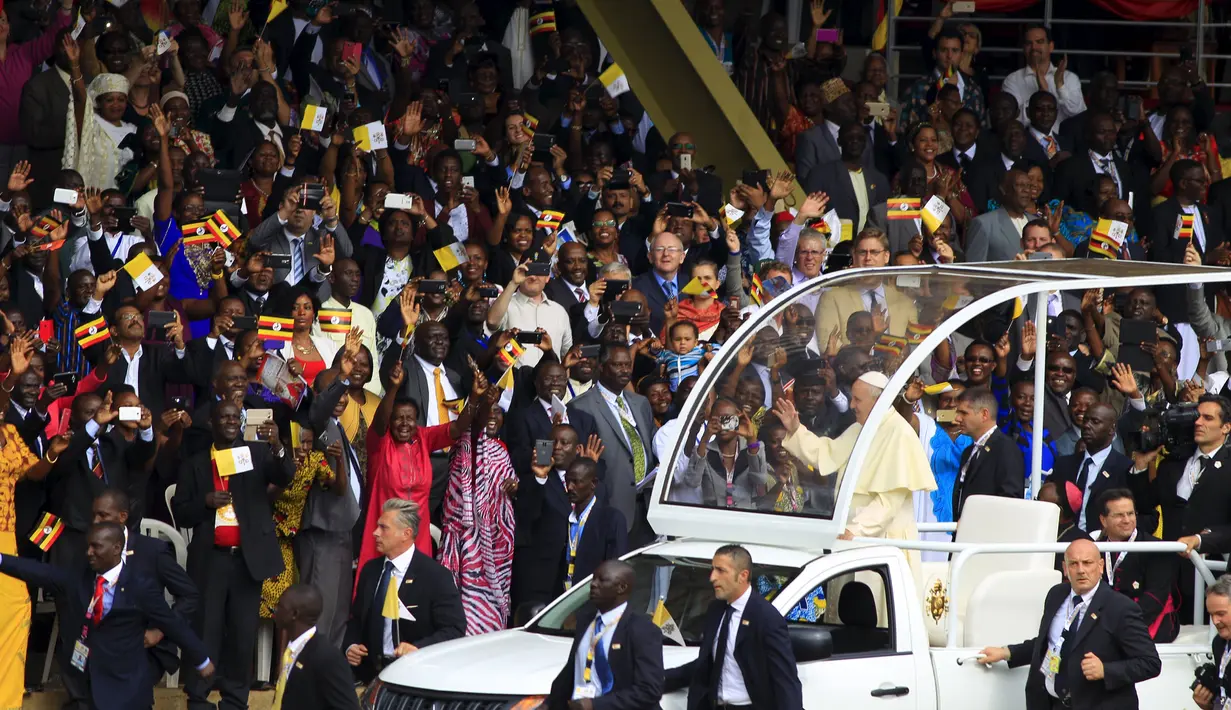 Ribuan warga Uganda memberikan sambutan yang meriah untuk Paus Francis yang ingin berceramah di kuil Uganda Martir di Namugongo, Uganda, (28/11). (REUTERS/James Akena)