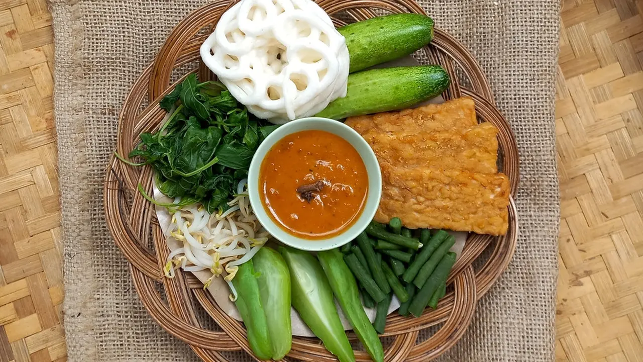 Ilustrasi pecel sayur dan gorengan
