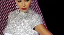 Miss Monagas Keysi Sayago, berpose dengan menggunakan gaun malam saat berkompetisi pada acara Miss Venezuela 2016 di Caracas, Venezuela, (5/10). (REUTERS/Marco Bello)