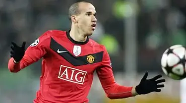 Gaya winger MU, Gabriel Obertan di laga penyisihan Grup B Liga Champions melawan Wolfbsurg, 8 Desember 2009. MU unggul 3-1. AFP PHOTO DDP / RONNY HARTMANN 