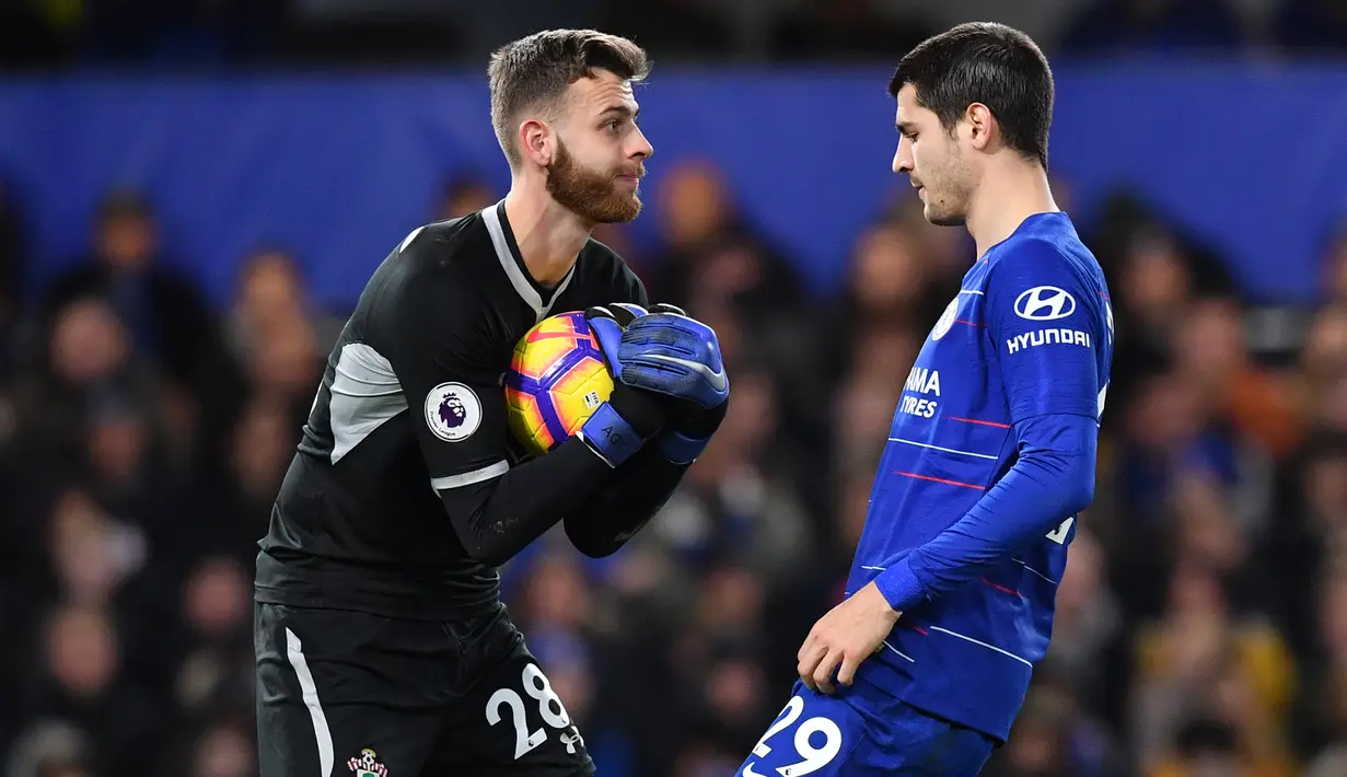 Striker Chelsea, Alvaro Morata melihat bola yang ditangkap kiper Southampton, Angus Gunn selama pertandingan lanjutan Liga Inggris di Stamford Bridge, London (2/1). Chelsea bermain imbang 0-0 atas Southampton. (AFP Photo/Ben Stansall)