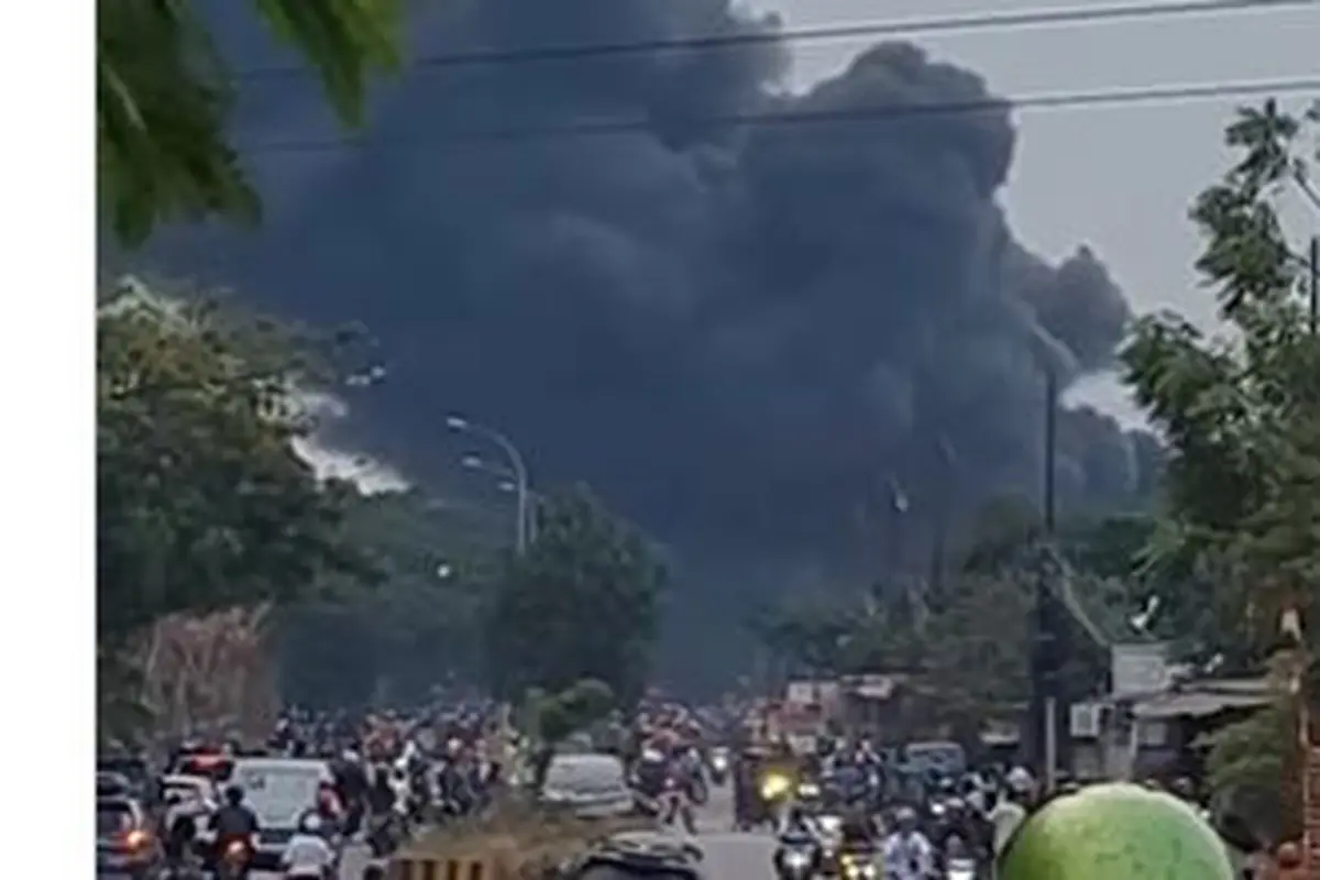 Kepulan Asap Kebakaran Gudang Penyimpanan Pallet dan Plastik di Cikarang, Kabupaten Bekasi.
