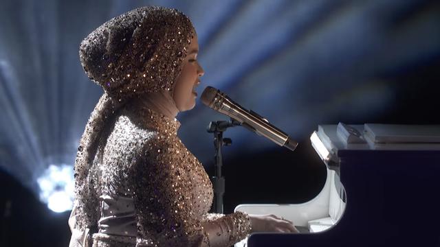 6 Potret Memukau Putri Ariani Dibalut Gaun Bling-bling di Semifinal AGT 2023, Dapat Standing Ovation dari Para Juri