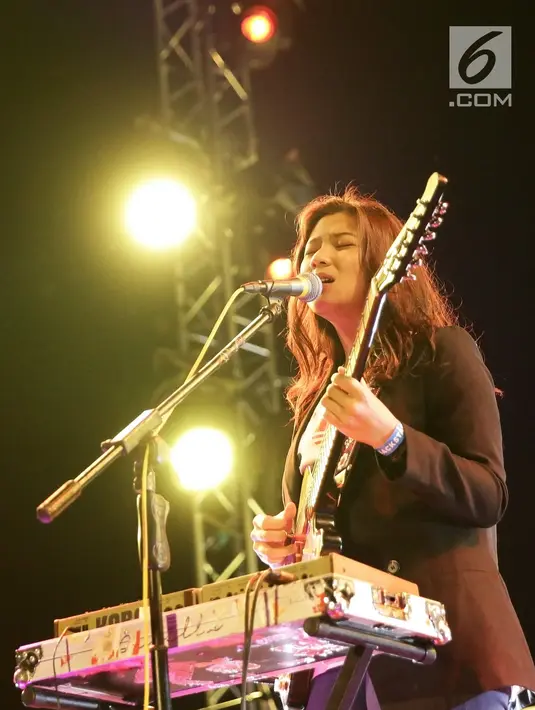 Aksi panggung Danilla Riyadi selama Prambanan Jazz Festival 2019 di Komplek Taman Wisata Candi Prambanan, Jumat (5/7/2019). Danilla menuntaskan penampilan perdananya di Prambanan Jazz 2019 dengan lagu Ini dan Itu. (Fimela.com/Bambang E. Ros)