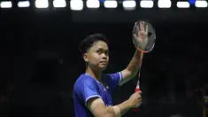 Pebulu tangkis tunggal putra Indonesia, Anthony Ginting merayakan kemenangan atas wakil Thailand, Kantaphon Wangcharoen dalam babak kualifikasi Indonesia Masters 2026 di Istora, Senayan, Selasa (20/01/2026). (Bola.com/Bagaskara Lazuardi)