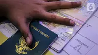 Petugas melakukan perekaman data pemohon pembuatan paspor Republik Indonesia (RI) di Kantor Imigrasi Kelas 1 Non TPI Jakarta Timur, Jakarta, Jumat (14/10/2022). Sesuai Peraturan Menteri Hukum dan HAM RI Nomor 18/2022 mulai 12 Oktober 2022 masa berlaku paspor biasa paling lama 10 tahun untuk semua jenis permohonan yang telah berusia 17 tahun atau sudah menikah. (Liputan6.com/Johan Tallo)