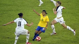 Marta dianggap sejajar dengan Pele di sepakbola Brasil. Walaupun belum pernah memenangi Piala Dunia, Marta telah mencetak 15 gol di Piala Dunia dan lima kali terpilih sebagai Pesepakbola Wanita Terbaik Dunia FIFA. (AFP/Michael Kappeler)