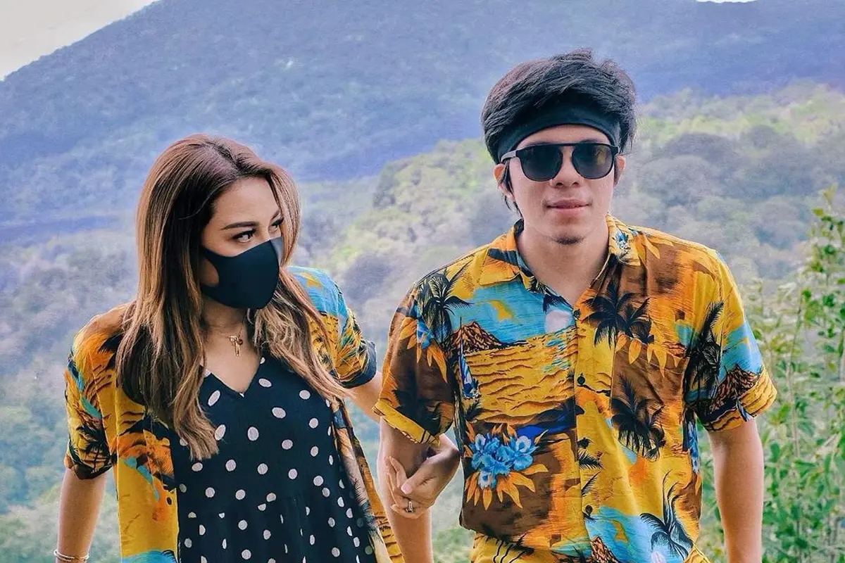 7 Potret Aurel Hermansyah dan Atta Halilintar di Bali, Mobil Mewahnya Jadi Sorotan