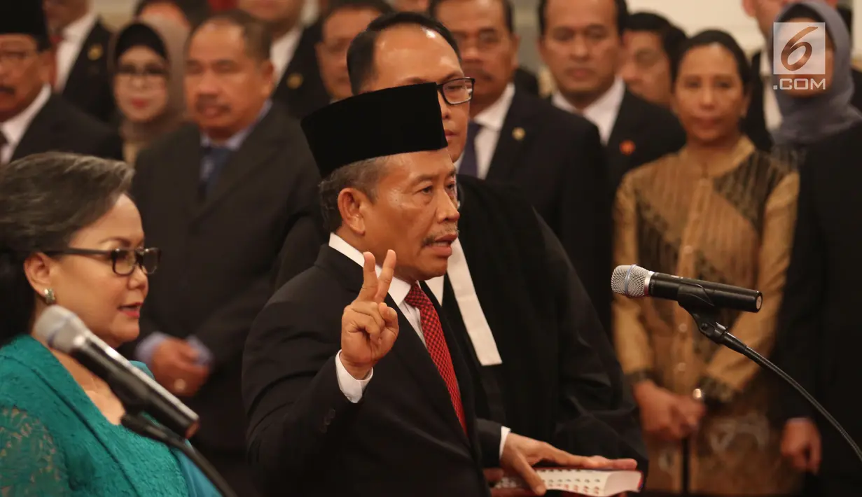 Berlian Napitupulu saat membacakan sumpah jabatan sebagai duta besar RI untuk Republik Demokratik Rakyat Korea (Korea Utara) berkedudukan di Pyongyang di Istana Negara, Jakarta, Rabu (13/2). (Liputan6.com/Angga Yuniar)