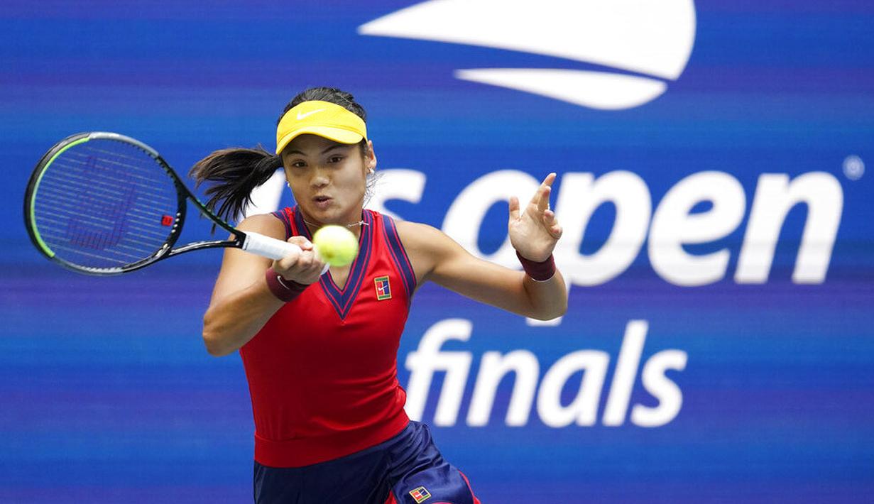 Emma berhasil mengalahkan Fernandez hanya dengan waktu 51 menit. Remaja 18 tahun ini menang dua gim 6-4 dan 6-3. (Foto: AP/Seth Wenig)