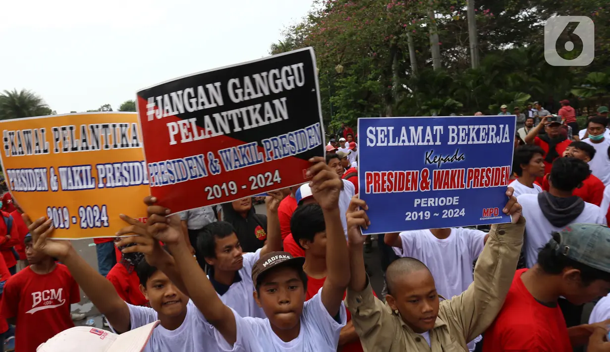 Massa yang tergabung dalam Masyarakat Penegak Demokrasi (MPD) menggelar aksi damai "Menyambut Pelantikan Presiden dan Wapres RI Terpilih" di Kawasan Patung Kuda, Jakarta, Kamis (10/10). Mereka mengimbau masyarakat menjaga situasi aman dan damai jangan terprovokasi. (Liputan6.com/Herman Zakharia)