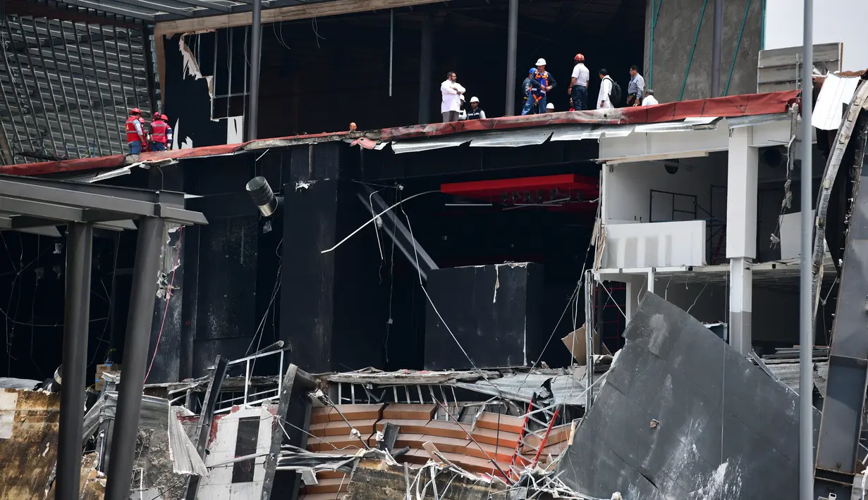 Kondisi Pusat perbelanjaan Artz Pedregal yang roboh dibuka di Mexico City, Meksiko, Kamis (12/7). Mal Artz Pedregal dibuka pada Maret lalu, meski ada beberapa bagian dari bangunan yang masih dalam tahap konstruksi. (RONALDO SCHEMIDT/AFP)