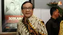 Akbar Tanjung hadir di Gala Primer Soekarno, Senin (9/12/2013) di Epicentrum XXI, Jakarta Selatan dengan mengenakan batik berwarna coklat. (Liputan6.com/Herman Zakharia)