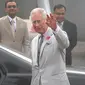 Pangeran Charles melambaikan tangan ke arah awak media setibanya bersama sang istri, Camilla di New Delhi yang diselimuti kabut asap, Rabu (8/11). Kabut asap tebal akibat polusi udara yang tinggi menyelimuti India. (AP Photo/Manish Swarup)