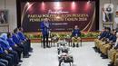 Ketua Umum Partai Demokrat Agus Harimurti Yudhoyono atau AHY (tengah kiri) bersama Ketua Komisi Pemilihan Umum (KPU) Hasyim Asy'ari (tengah kanan) saat pendaftaran Partai Politik Calon Peserta Pemilu Tahun 2024 hari kelima di Kantor KPU, Jakarta, Jumat (5/8/2022). Demokrat menjadi partai politik ke-12 yang mendaftarkan diri untuk calon peserta Pemilu tahun 2024. (Liputan6.com/Faizal Fanani)