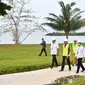 Presiden Joko Widodo atau Jokowi Jokowi meninjau kawasan Likupang, yang terletak di Kabupaten Minahasa Utara, Provinsi Sulawesi Utara, Kamis (19/1/2023). (Foto:Liputan6/Lizsa Egaham)