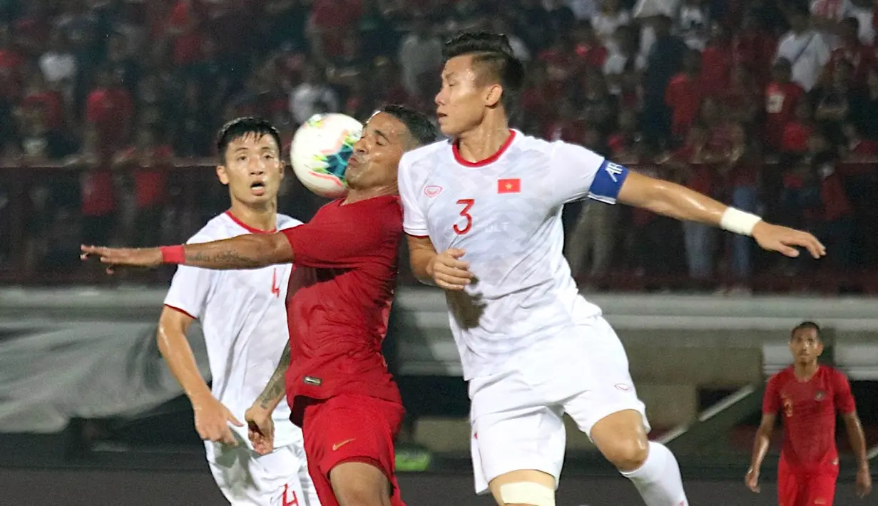 Striker Timnas Indonesia, Beto Goncalves, berebut bola dengan kapten Timnas Vietnam, Que Ngoc Hai, pada laga Kualifikasi Piala Dunia 2022 di Stadion Kapten I Wayan Dipta, Bali, Selasa (15/10). Indonesia kalah 1-3 dari Vietnam. (AFP/Aditya Wany)