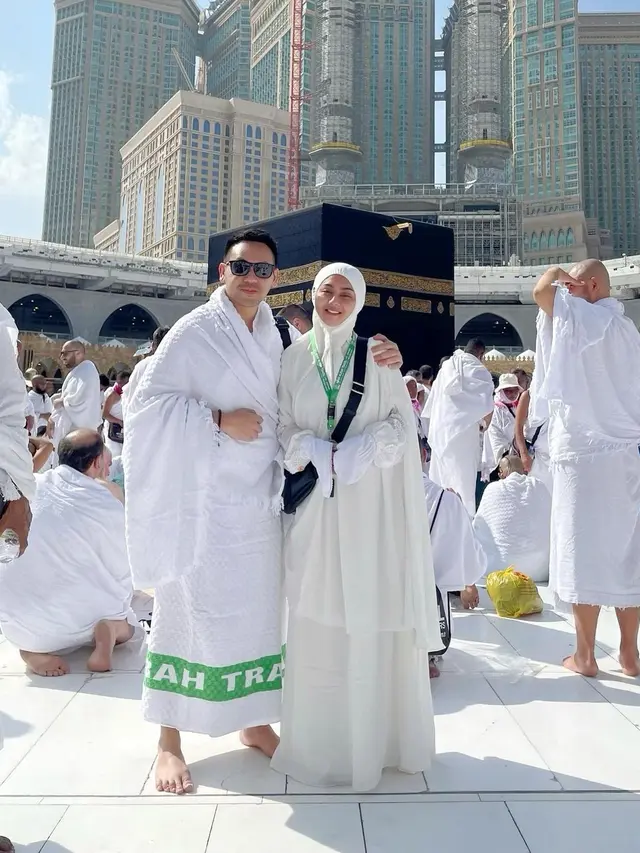 7 Potret Jenita Janet Tampil Berhijab Usai Umroh, Didoakan Istiqomah