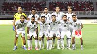 Starting XI Timnas Indonesia saat menghadapi Lebanon dalam laga FIFA Matchday di Stadion Gelora Bung Tomo (GBT) Surabaya, Senin (8/9/2025). Tim Garuda harus puas bermain imbang tanpa gol dengan Lebanon. (Bola.com/Abdul Aziz)
