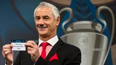 Duta Liga Champions, Ian Rush menunjukkan nama Juventus selama undian semifinal Liga Champion 2016-2017 di Nyon, Swiss (21/4). Undian semifinal Liga Champion 2016-2017 mempertemukan Juventus dengan AS Monaco. (Jean-Christophe Bott / Keystone via AP)
