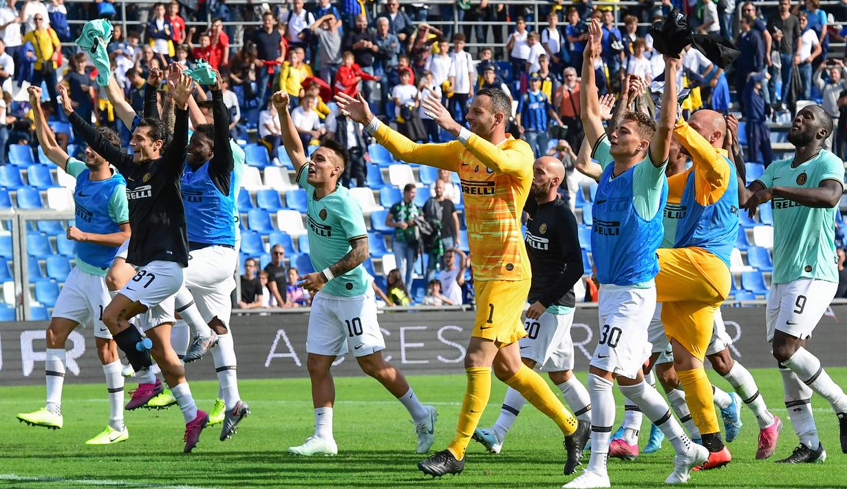 Para pemain Inter Milan merayakan kemenangan atas Sassuolo pada laga Serie A Italia di Stadion Mapei, Reggio-Emilia, Minggu (20/10). Sassuolo kalah 3-4 atas Inter. (AFP/Miguel Medina)