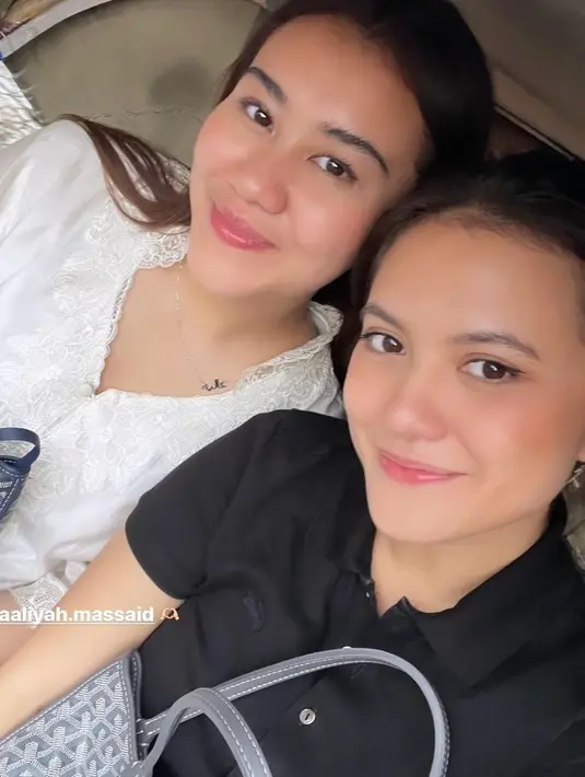 Dalam hal padu padan kebaya dengan look yang lebih kasual dan kekinian, Sahabat Fimela bisa tengok gaya Aaliyah Massaid.